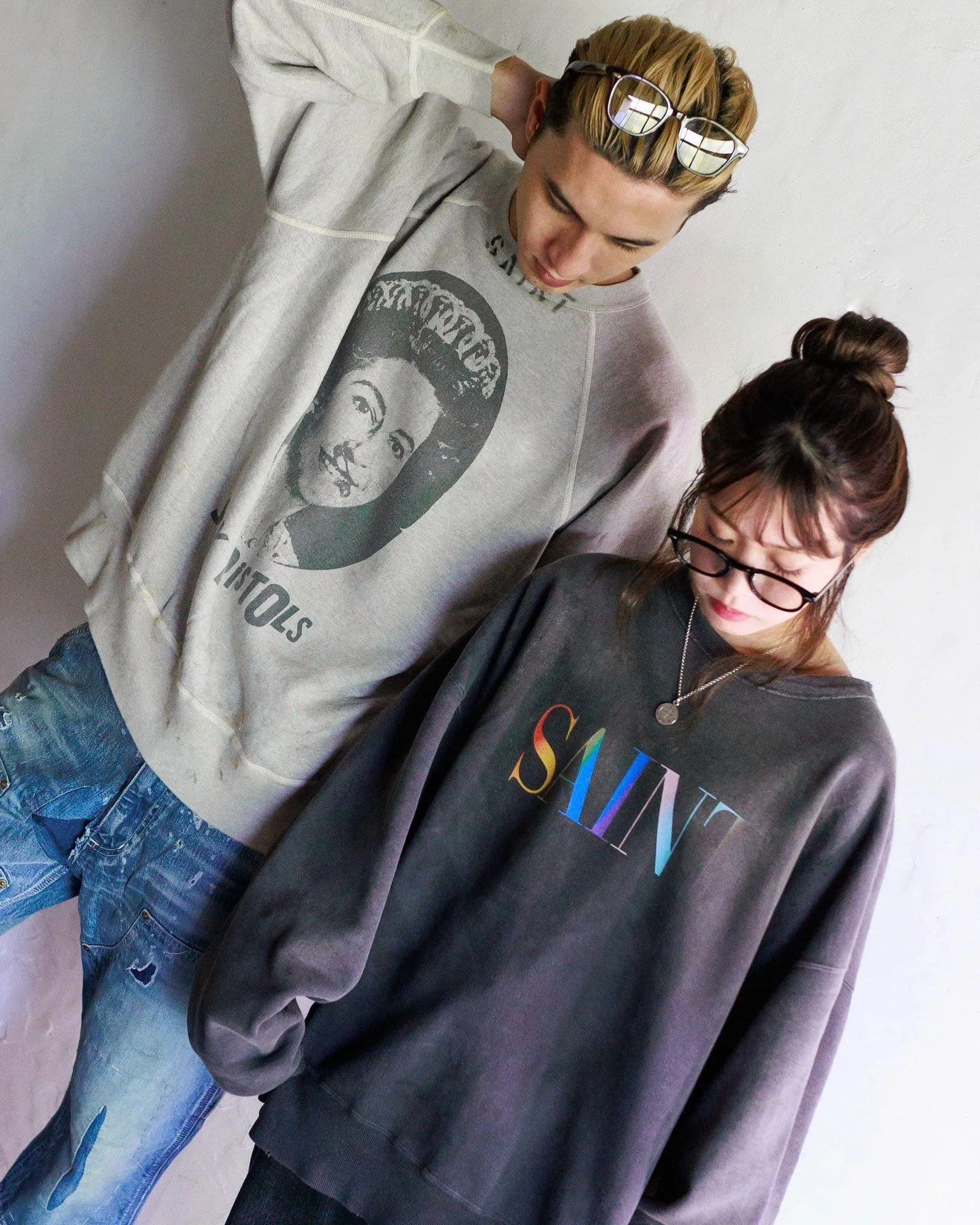 SAINT Mxxxxxx x SEX PISTOLS QUEEN SP_CREW SWT/GRAY band co-branded retro sweatshirt Queen's distressed sweatshirt with holes Distressed gray S-XL Retro distressed distressed hole wash treatment Hand-made graffiti treatment Factory four-needle six-thread boneless sewing Correct co-branded collar label/correct fruit label/wash water label/little angel label